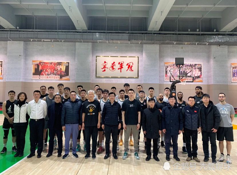 他搞不明白，便在心中暗忖：这他妈到底是在干什么，十几公里的路，派二十架直升机接送，这也太匪夷所思了吧？还有，叶辰那个东京的朋友到底什么来头？。